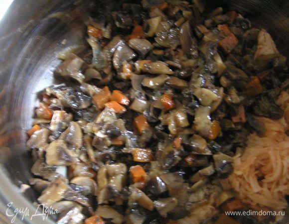 добавить приготовленные грибы, растительное масло и перемешать.