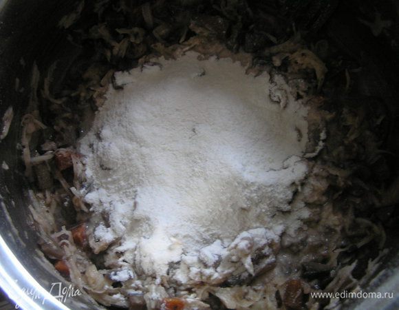 Муку смешать с содой и солью, добавить в картофельно-грибную смесь. 