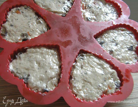 Выложить тесто в форму для маффинов, сверху слегка смазать маслом, присыпать укропом. 