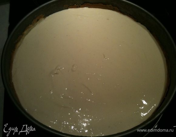 Из духовки достать основу и залить в нее начинку. Выпекать при температуре 180-20 градусов 30-35 минут...