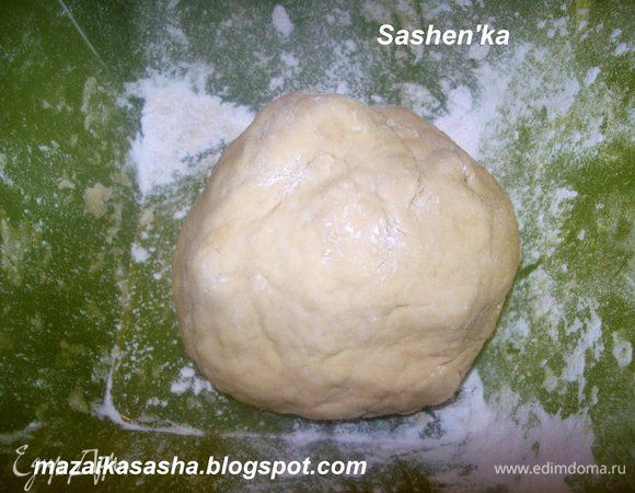 Муку смешиваем с натертым холодным сливочным маслом. Затем добавляем яйцо, ледяную воду (мне понадобилось меньше воды чем полстакана...это зависит от того какая у Вас мука), соль.Замешиваем тесто. Готовое тесто заворачиваем в пленку и отправляем в холодильник на 30-40 минут. Затем достаем его, раскатываем и укладываем в форму для запекания, которая предварительно смазана маслом.  Формируем бортики. корж можно выпечь заранее. Отправляем его в духовку при 200-210 гр. до зарумянивания. а можно выкладывать продукты на сырое тесто.