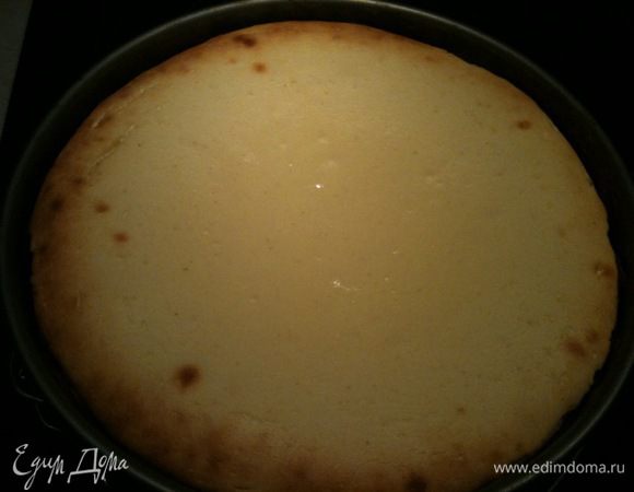 По истечении времени, достать пирог из духовки...