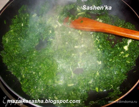 Шпинат разморозить...слить лишнюю жидкость и пару минут отпарить на растительном масле вместе с чесноком, пропущенным через пресс. Выкладываем шпинат на тесто.