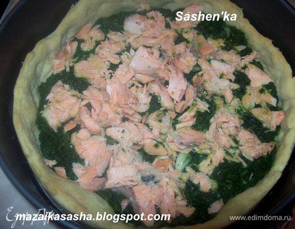 Семгу я запекала заранее. Ломаем на небольшие кусочки и выкладываем поверх шпината. 