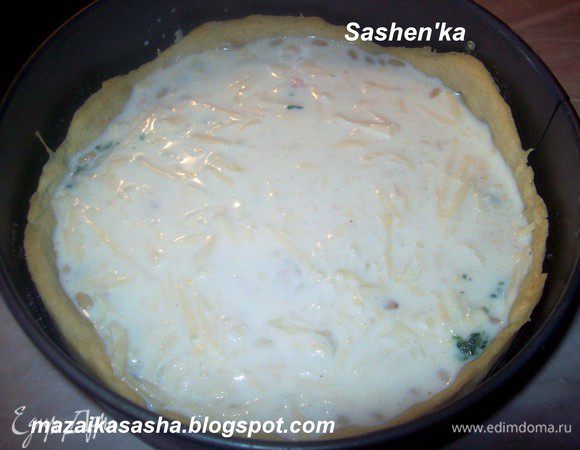  Готовим заливку: Смешиваем молоко, сметану, натертый на крупной терке сыр, яйца. Солим, перчим и добавляем мускатный орех. Выливаем  поверх начинки.