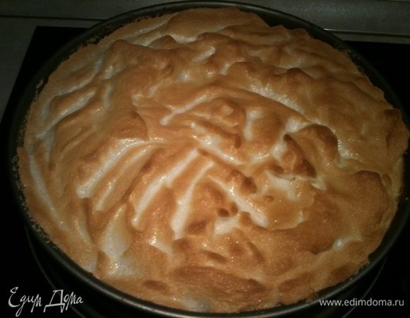 Как только белковая масса подрумянится, сразу же доставать пирог из духовки...