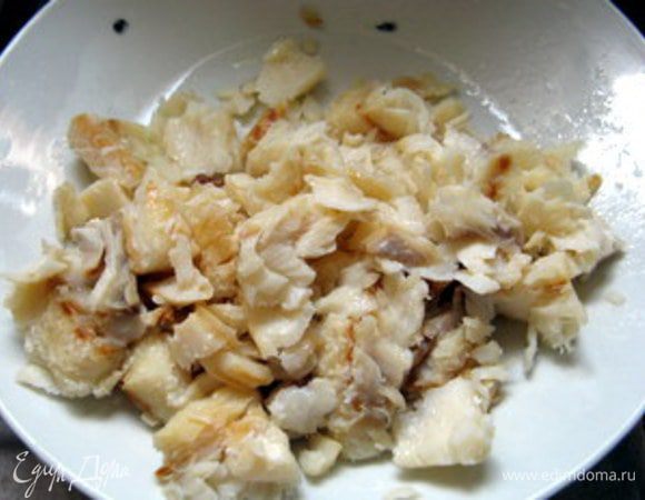  Готовую рыбу откинуть и разделить на кусочки.