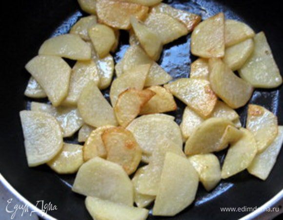 Картофель нарезать на тонкие ломтики и слегка отварить в воде с уксусом, а затем подрумянить на сливочном масле.

