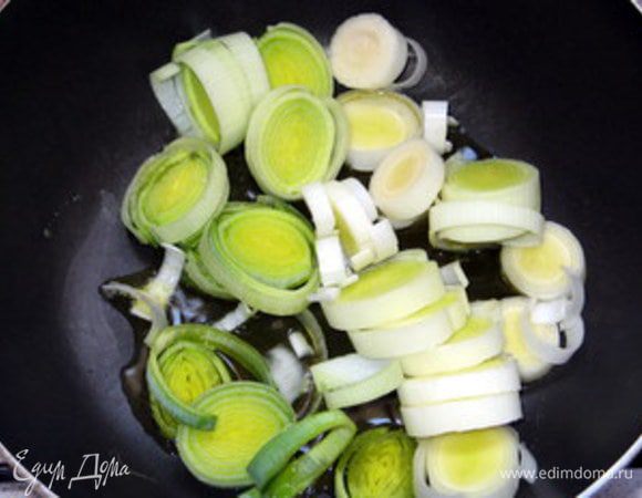 Лук-порей нарезать кольцами. Обжарить на сливочном месле, посолить, поперчить, влить немного воды и потушить.