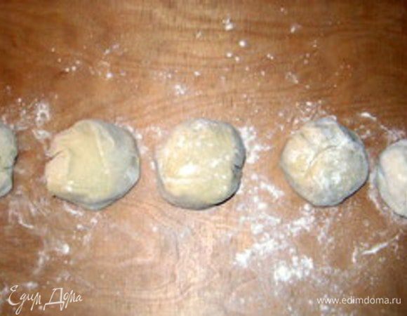 Тесто разделить на пять частей и дать ещё постоять минут 10. 