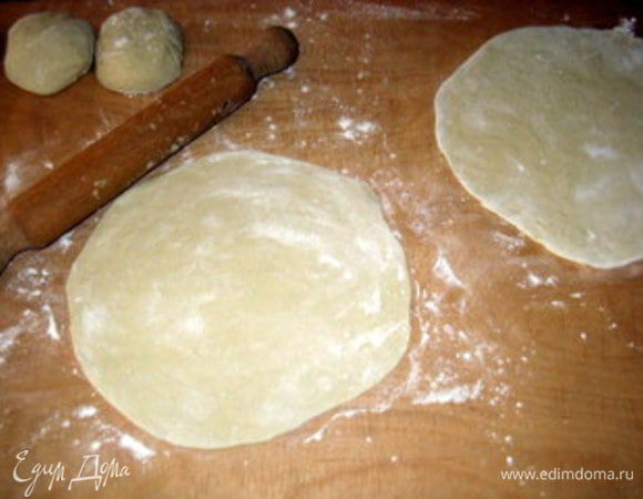 Затем каждую часть из пяти раскатать по отдельности в тонкий диск. Диски должны быть одинаковой величины.