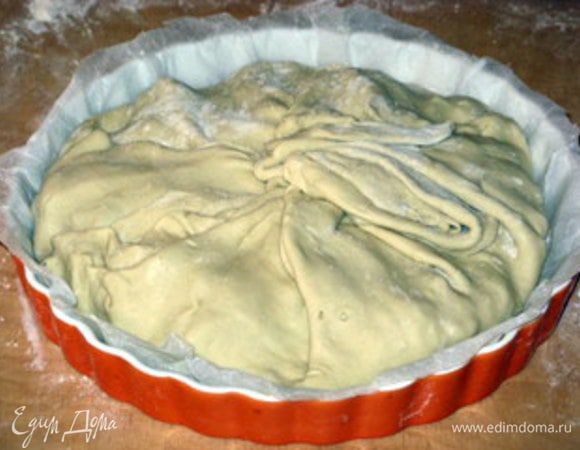 Собрать края теста в центре и защипать. Смазать тесто оливковым маслом и запекать при 170°  около 50 минут.
