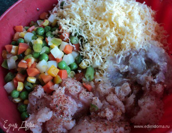 Филе измельчить в мясорубке или блендере вместе с луком. Хорошо смешать фарш с тертым сыром, смесью овощей, специями, желтком.