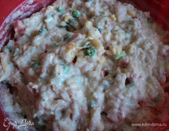 Белок взбить со щепоткой соли и сливками. Добавить в несколько приемов в фарш, размешивая в одну сторону.