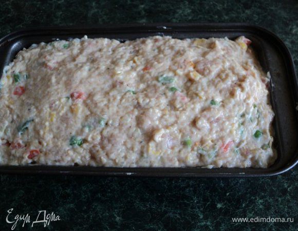 Форму для выпечки ( 20х10см) смазать маслом, выложить смесь в форму, уплотнить, несколько раз постучав формой по столу. Разровнять вверх мокрой ложкой. Выпекать в духовке при температуре 200 градусов 1 час.
