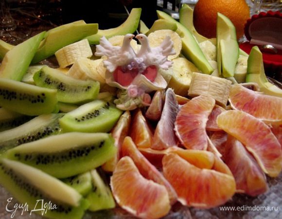 Для романтического ужина приготовила: апельсины,бананы,киви,авокадо,соломка.
