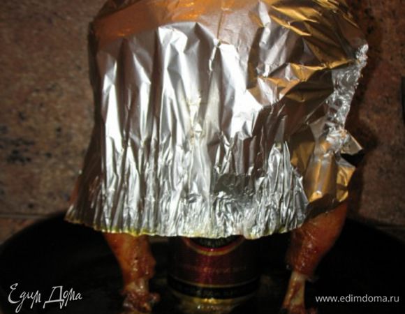 через пол часа курочка приобрела красивый цвет и дабы её не сжечь накрыла фольгой...и ещё на пол часа в духовку...