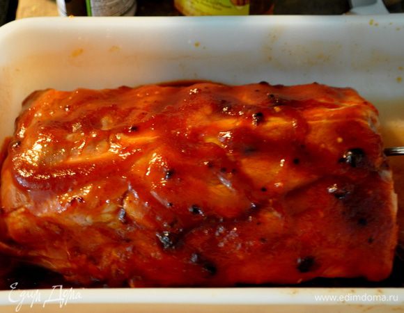 Ребра обсушить, обсыпать паприкой,отложить.
Подготовим соус.
В кастрюльке смешаем кетчуп,вода, ябл.уксус,сахар корич.и обычный, лимон.сок,вустер.соус,черн.перец,луков.специю,сух.горчицу.Все перемешаем тщательно. Поставим кипятить,как закипит,убавляем газ и оставляем кипеть на медлен.огне 1час.15мин.помешивая.
Готовый соус распределить на ребра с обеих сторон.