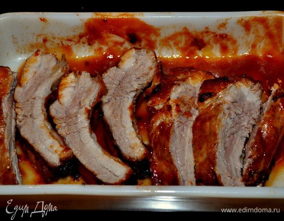 Готовим в духовке в режиме бройл/гриль/ или просто на гриле до готовности. Переворачивать. Готовые ребрышки разрезать и подавать к столу в общем блюде или порционно.