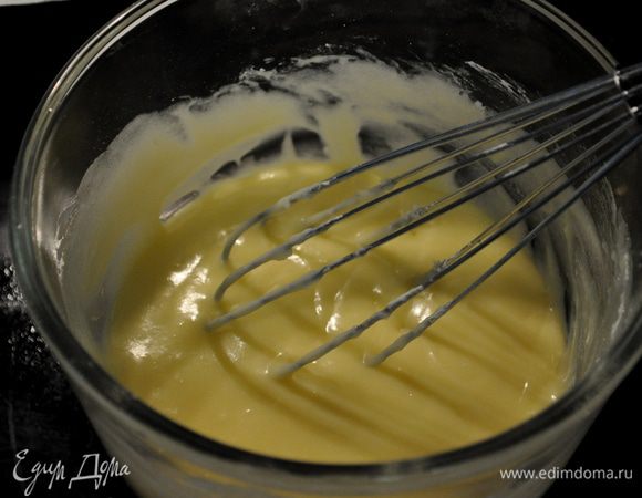 Добавим в массу сах.пудру, соль и разрыхлитель.Смешаем все тщательно.
Добавим яйцо и ванилин,размешаем.
Затем муку и оранж.цедру.Тщательно перемешаем ,со стенок соскребаем.