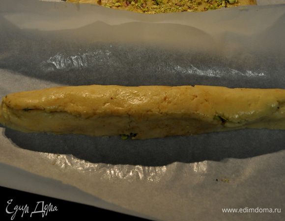 Сворачиваем осторожно в рулет. Кладем в морозильник на 1час или более.