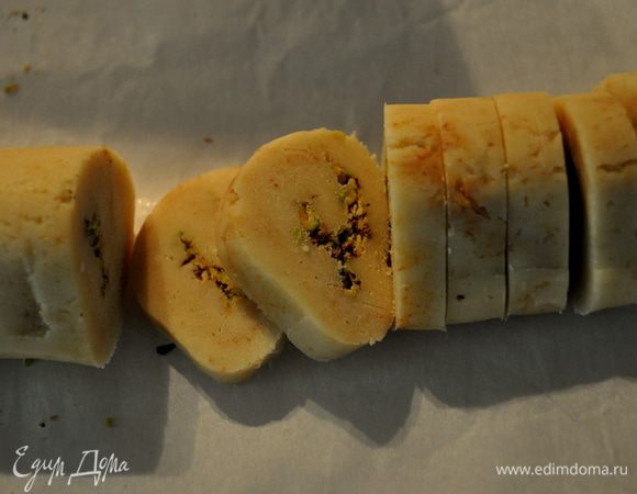 Разогреем духовку до 190гр.
Разрезаем рулет на колечки примерно в 1см.