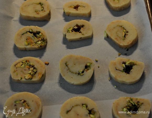 Выкладываем на противни не смазанные .И выпекаем примерно 7-9мин.Готовые печенья выкладываем на решетку,охлаждаем.