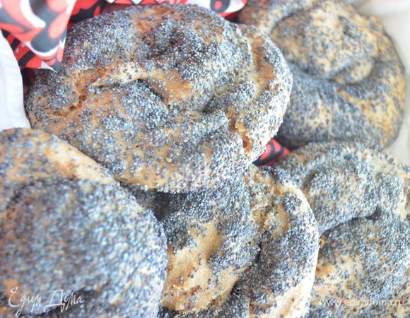 Мокрыми руками брать кусочки теста, формировать колбаски и обкатывать маком. Выложить в форме улитки на смазанный оливковым маслом противень и дать постоять 15 минут. Часть хлебцев я смазала оливковым маслом и посыпала сухим базиликом, поскольку не все в семье разделяют любовь к маку. Выпекать при температуре 200 градусом в разогретой духовке около 25 минут. МИР ВАМ!