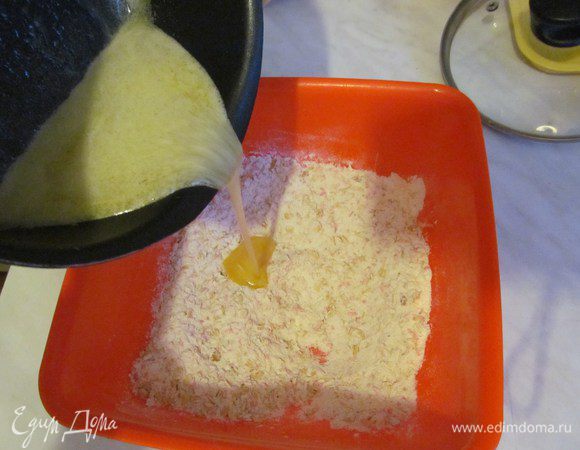 Перемешайте сахар с хлопьями,кокосовой стружкой и мукой в большой миске. Влейте масляный сироп.