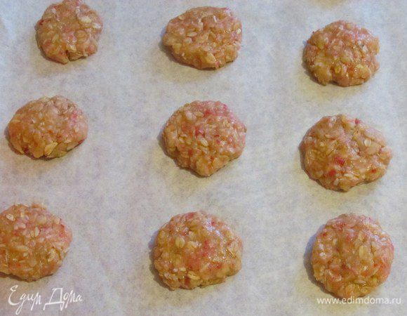 Десертной ложкой выложите горки теста на большом расстоянии друг от друга на противни, выстланные пергаментной бумагой (Печенье увеличивается в процессе выпечки). 