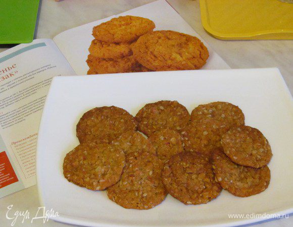 Выпекайте 8-10минут при 180град: изделия поднимутся и станут золотистыми. Переложите их остывать на решетку. Печенье получается очень вкусным! Приятного аппетита!