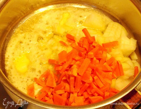 Лук и морковь пассировать в сливочном масле на небольшом огне до мягкости. 
