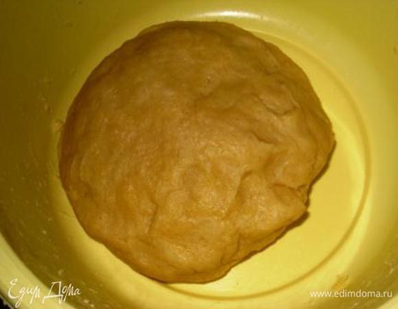 Масло натереть на терке или нарезать маленькими кусочками. Просеять к маслу муку, слегка перетереть массу в крошку. Добавить остальные ингредиенты и замесить эластичное однородное тесто. Если оно получилось очень крутым добавить 1-2 ст.л. холодной воды. Накрыть и отправить в холодильнак на 15-20 мин.