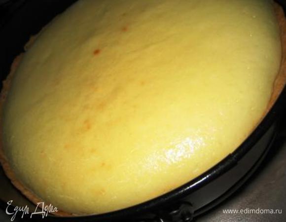 Достать тесто из холодильника, отделить треть. Большую часть раскатать и выложить дно смазанной формы, сделать бортики (Я это сделала перед тем, как отправлять тесто в холодильник). Далее выложить на тесто начинку, смазать вареньем. Из оставшегося теста вырезать украшения, положить сверху. У меня так не вышло. Начинка получилась жидковата для того, чтоб смазать ее вареньем. Поэтому я тесто с творогом отправила в духовку на 40 мин, чтоб творожная масса схватилась, затем смазала вареньем и выложила сердечками-цветочками...