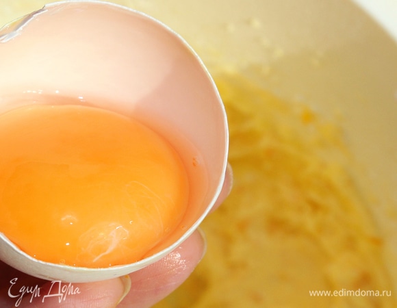 Мягкое сливочное масло комнатной температуры взбить с сахарной пудрой. Отделить желтки от белков. По одному добавлять желтки к сливочному маслу. Добавить щепотку соли, ванильный сахар.