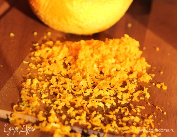 На мелкой терке снять цедру с одного апельсина. Добавить цедру и сок апельсина к масляной смеси.