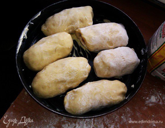 на смазанный сливочным маслом противень выложить сардельки.