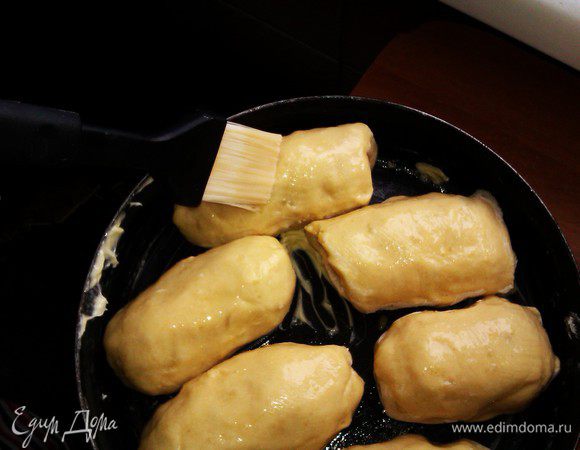 яйцо расколотить вилкой и смазать наши пирожки.