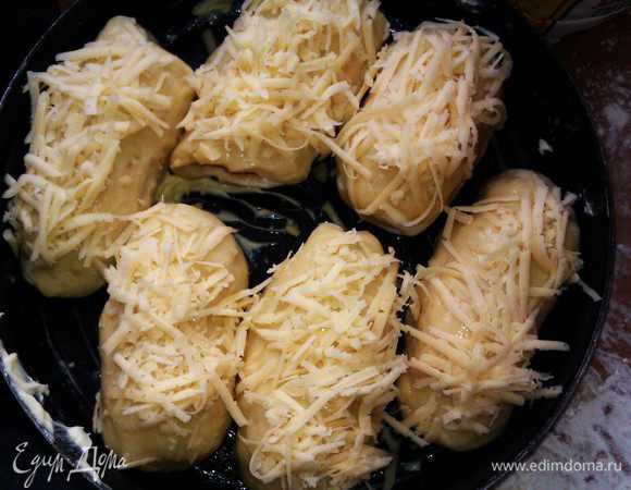 посыпать тертым сыром.запекать до готовности.у меня слабая духовка поэтому время не скажу.в моей духовке при температуре 220 пол часа.вы смотрите по своей духовке.