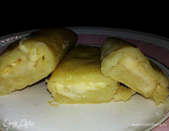 у меня осталось еще немного теста и я решил немного поэксперементировать.раскатать оставшееся тесто и посыпать его тертым сыром.свернуть рулетиками и также смазать яйцом и запечь.получилось вкусно.