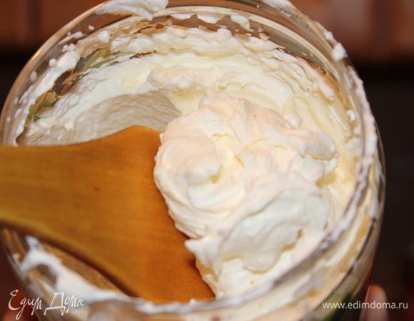 Охлажденные белки взбить в пену. Можно добавить несколько капель лимонного сока или 50 грамм сахарной пудры. Я добавила пудру. Деревянной лопаткой быстро и энергично ввести взбитые белки движением снизу вверх. Процесс должен занять не больше 1 минуты.