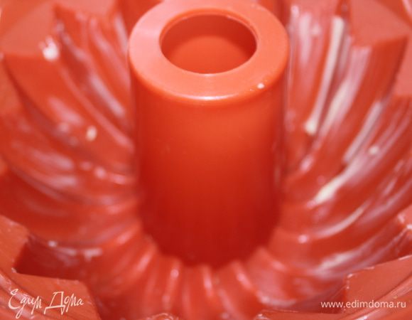 У меня 2 формы: одна маленькая прямоугольная 21*9см (21 длина, 9 ширина), другая средняя (круглая силиконовая). Поставить в разогретую до 160–170°C духовку на 50–60 минут. Кекс в маленькой форме был готов примерно через 40–45 минут. Готовность проверить зубочисткой.