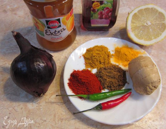 Если у вас джем с крупными кусочками, его надо каким-то образом измельчить. Если не боитесь влезть руками в джем, достаньте крупные куски и нарежьте. 