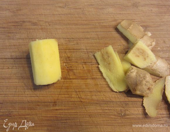 Лучше использовать свежий имбирь. Для этого возьмите кусок имбиря длиной три см. Почистите его и потрите на мелкой терке. Если будут образовываться волокна, выбросьте их.
