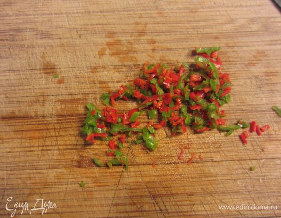 Почистите острый перец от семян и внутренних перегородок. Нарежьте его как можно мельче.
