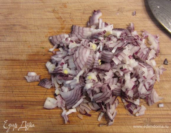 Лук тоже нарежьте как можно мельче.