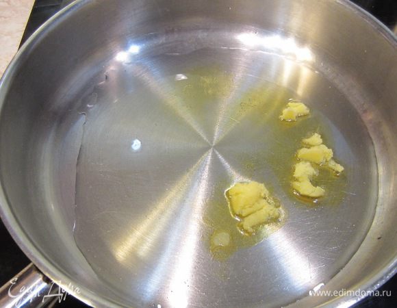 Растопите гхи на сковороде. Можете добавить немного растительного масла.