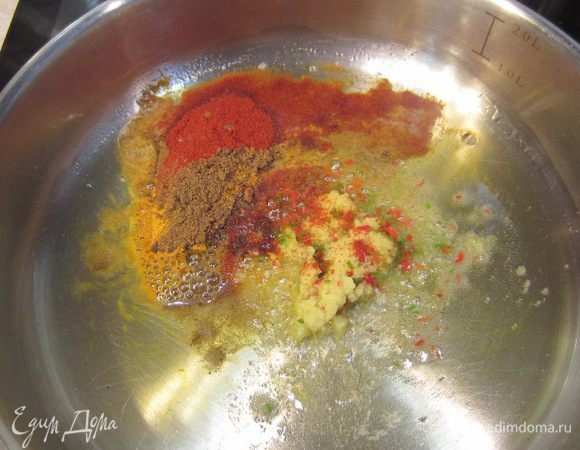 Положите все пряности в сковороду и жарьте их около 30 секунд, помешивая.