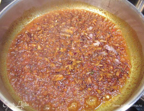 Сразу уменьшите огонь и выложите лук. Обжаривайте лук две-три минуты. Лук не должен пережариваться, а должен лишь размягчиться, иначе испортится вкус. Поэтому отнеситесь к этому моменту очень внимательно.