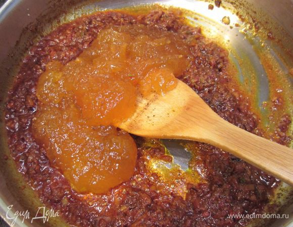 Выложите джем в сковороду и хорошо перемешайте его с пряностями и луком. Плесните в сковороду уксус и выжмите сок половины лимона.